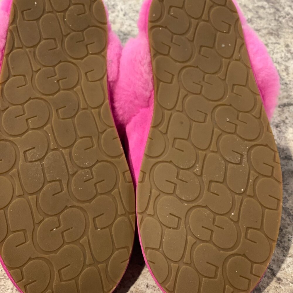 UGG - Picture 5 of 5